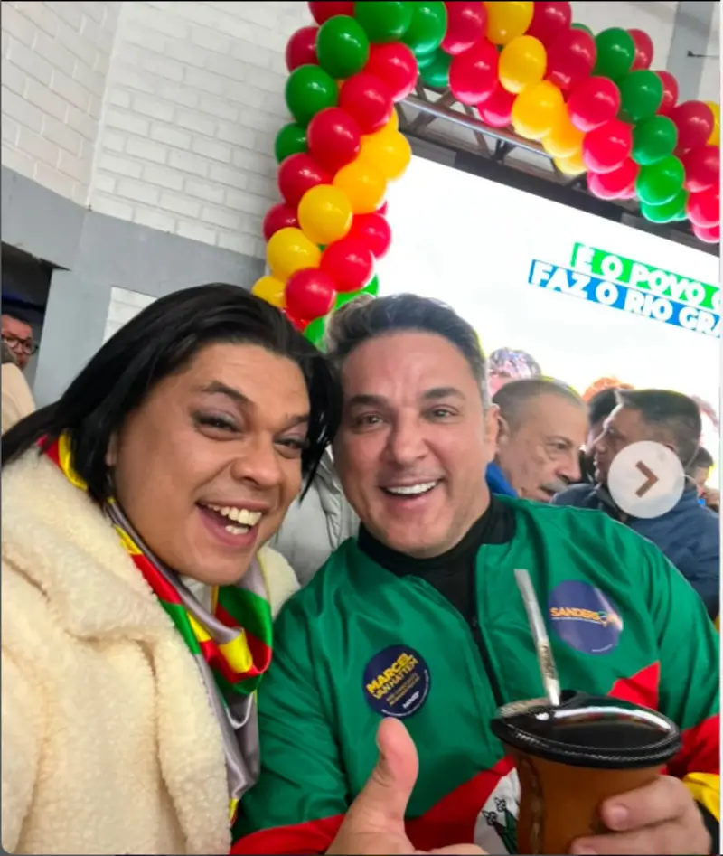 Chimarrão e alegria com apoiadores Chimarrão e alegria com apoiadores — Chimarrão compartilhado com apoiadores, tradição gaúcha presente nos encontros do movimento.