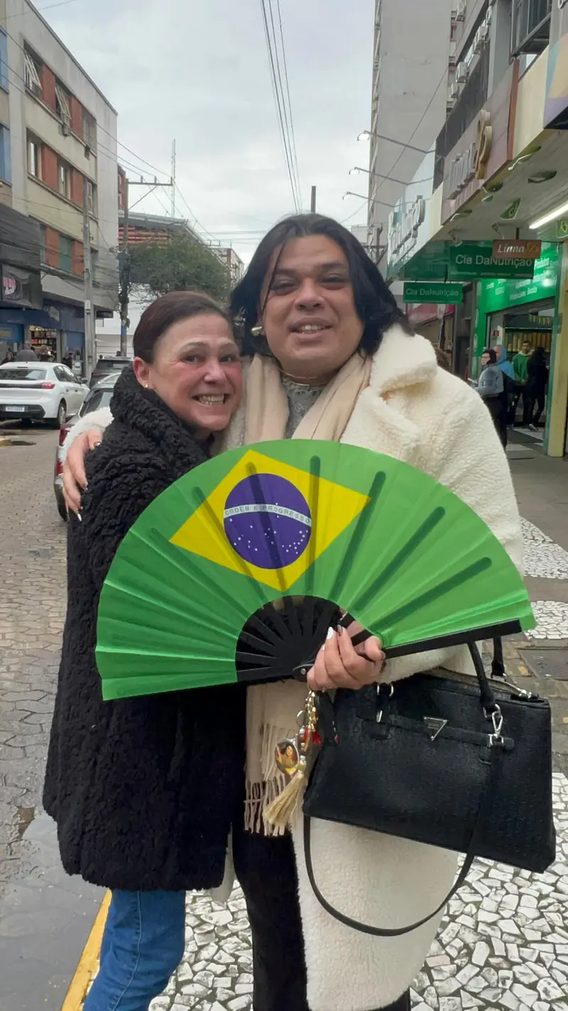 Nas ruas com a comunidade Nas ruas com a comunidade — Caminhada pelas ruas ouvindo moradoras e moradores sobre segurança, trabalho e cuidado com as crianças.