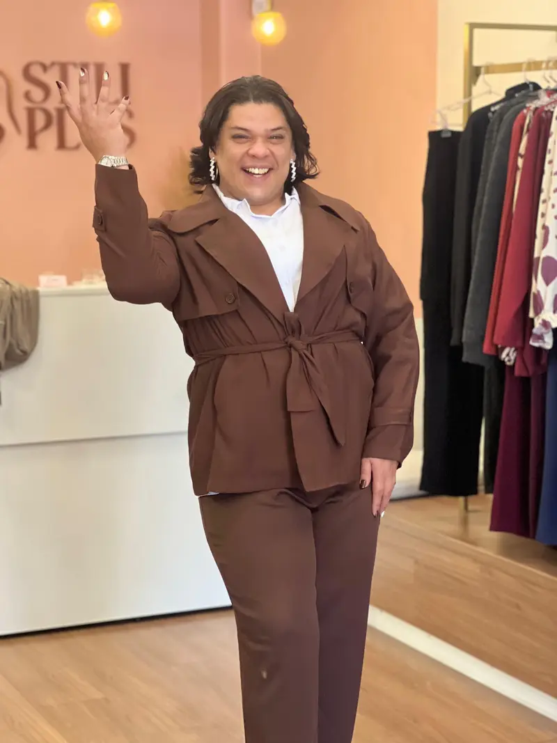 Visita a loja parceira de moda feminina Visita a loja parceira de moda feminina — Visita a uma loja parceira de moda feminina, reconhecendo pequenas empresárias que geram renda na cidade.