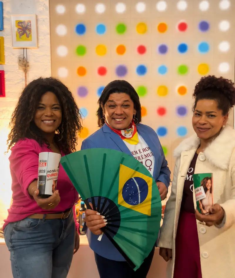 Encontro de mulheres com o Brasil no coração Encontro de mulheres com o Brasil no coração — Encontro de mulheres apoiadoras do movimento com canecas e o leque do Brasil em clima de celebração.